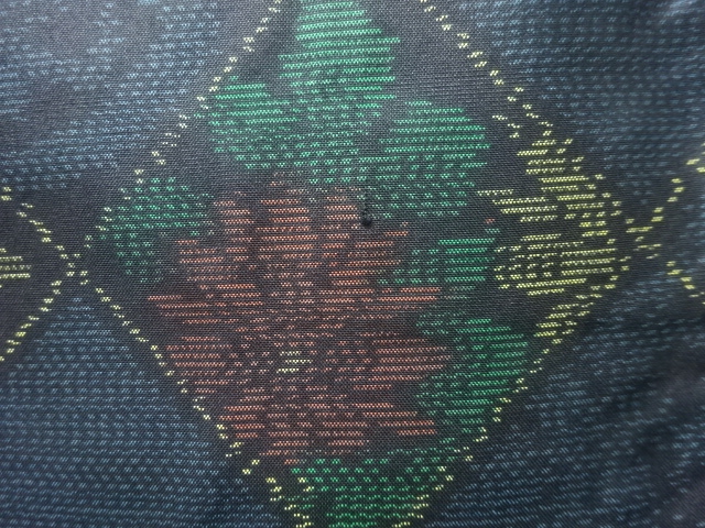 アンティーク　斜め格子に花模様織出し本場泥大島紬着物